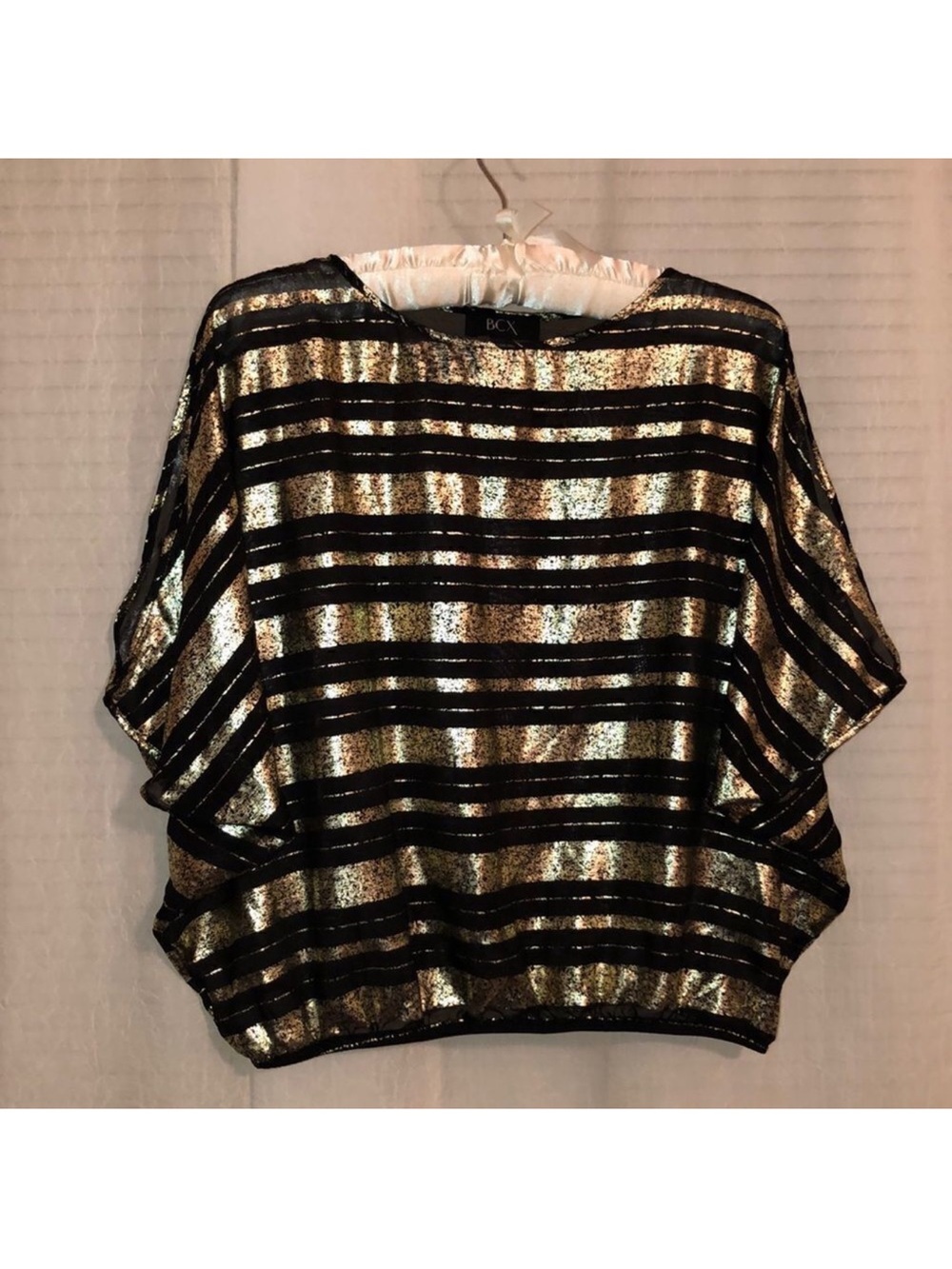 BCX S Batwing Cold Shoulder Crew Neck Metallic Black Gold Horizontal Stripe